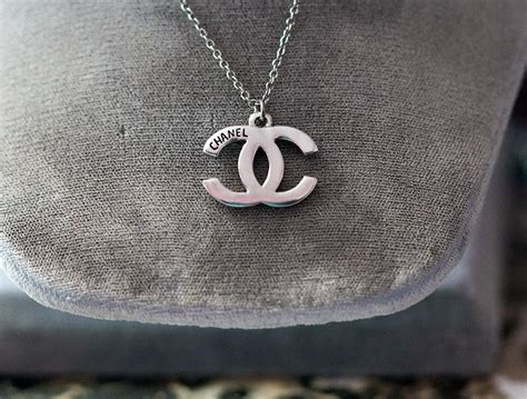 chanel necklace logo fake